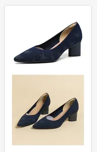 Detailansicht der dunkelblauen Strickpumps mit dezentem Sternmuster und 5cm Blockabsatz