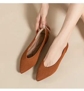 Elegante oranje gebreide ballerina's met spitse neus voor dames in detail getoond