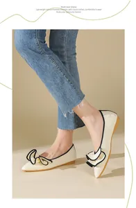 Elegante cremefarbene Mesh-Ballerinas mit stilvollen schwarzen Rüschenakzenten zu Jeans