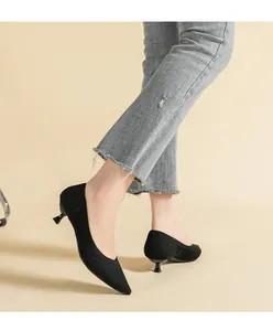 Vista laterale di eleganti décolleté nere in maglia con tacco a spillo e punta sottile.