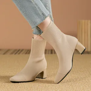 Elegantes botines de calcetín de punto beige con tacón grueso y diseño de punta cuadrada