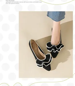 Modische schwarze Mesh-Flats mit weißem Rüschendetail und spitzem Zehendesign