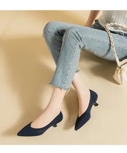 Eleganti décolleté kitten heel a punta in maglia blu navy per look professionali
