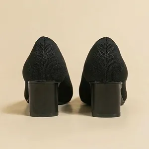 Elegante schwarze Pumps mit Blockabsatz, spitzer Zehenpartie und Sternenmuster