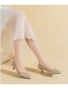 Eleganti décolleté beige a punta con tacco a spillo e trama in maglia a coste.