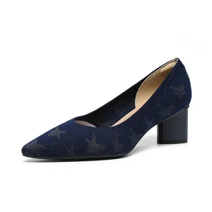 Elegante dunkelblaue Pumps mit spitzer Kappe, stabilem 5cm Blockabsatz und Sternenmuster