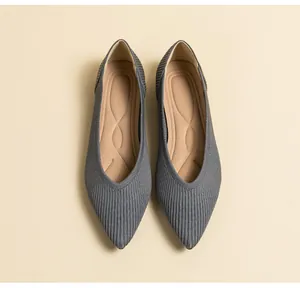 Bovenaanzicht van de gestreepte gebreide textuur van deze grijze platte schoenen