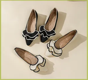 Detailansicht stilvoller Ballerinas mit Rüschen in Schwarz-Weiß und Latex-Innensohle
