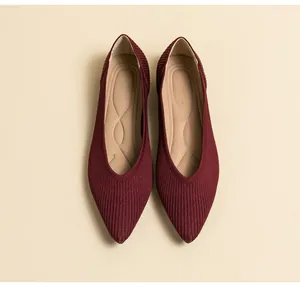 Detailoverzicht van bordeauxrode gebreide ballerina's met spitse neus en zachte zool