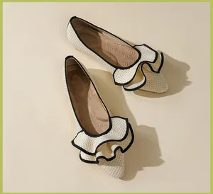 Detailansicht der cremefarbenen flachen Schuhe mit einzigartigem Rüschendesign in Schwarz