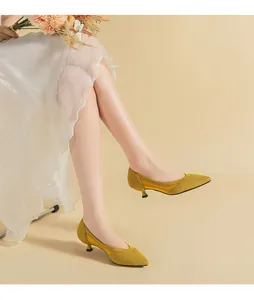 Eleganti scarpe con tacco a gattino giallo senape con maglia a rete traspirante