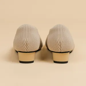 Scarpe beige in maglia con tacco a blocco elegante e trama a righe vista posteriore