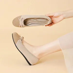 Eleganti ballerine beige in tessuto fly-woven con punta tonda e dettaglio fiocco