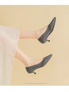 Eleganti décolleté grigie a punta con tacco a spillo e texture in maglia traspirante