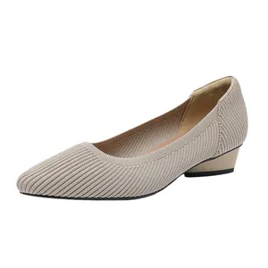 Eleganti décolleté beige a punta con trama in maglia a coste e tacco basso a blocco.