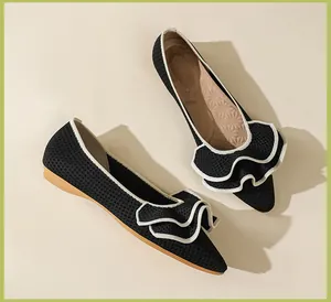 Elegante schwarze Strick-Ballerinas mit weißem Rüschenrand und einem spitzen Design