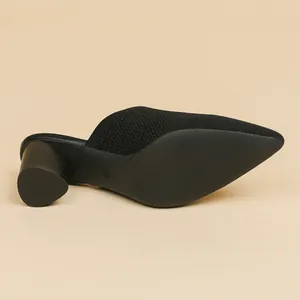 Dettaglio della scarpa mule con tacco largo 5 cm e suola strutturata nera