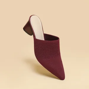 Dettaglio di sabot bordeaux in maglia a punta con tacco a blocco da 5 cm