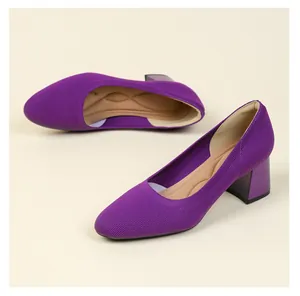 Elegante paarse gebreide pumps met spitse neus en 5,5 cm blokhak in zijaanzicht