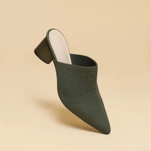 Elegante dettaglio di sabot in maglia verde scuro a punta con tacco a blocco da 5 cm.