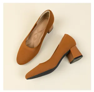 Elegante bruine gebreide pumps met puntige neus en stabiele 5,5 cm blokhak voor dames.