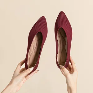 Bordeauxrode gebreide platte schoenen met spitse neus voor dames, ademend