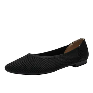 Elegante zwarte gebreide ballerina's met puntneus en verticale ribbeltextuur