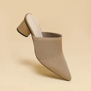 Vista ravvicinata di un sabot in maglia a punta con tacco largo da 5 cm in beige.