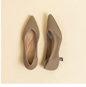 Dettaglio di décolleté kaki con tacco a spillo e tessuto in maglia a coste traspirante