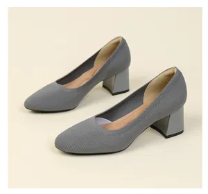 Detailweergave van grijze gebreide pumps met een comfortabele blokhak van 5,5 cm