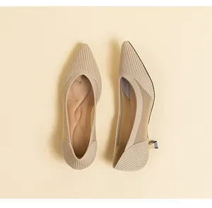 Eleganti décolleté beige a punta con tacco a spillo e trama in maglia traspirante