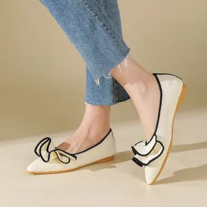 Elegante cremeweiße Mesh-Flachschuhe mit schwarzem Rüschenbesatz und spitzem Zehendesign