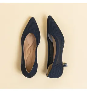 Vista dettagliata di décolleté kitten heel in maglia blu scuro con inserti in rete