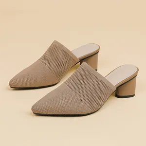 Dettaglio di sabot in tessuto kaki a punta con tacco a blocco di 5 cm per un look da donna