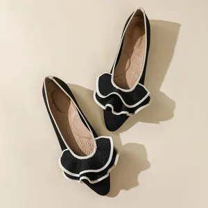 Elegante schwarze spitze Ballerinas mit weißen Volants und Netzstruktur