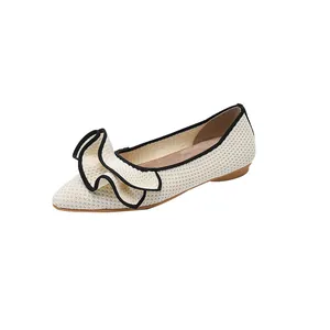 Elegante cremefarbene Strick-Ballerinas mit schwarzen Rüschendetails und spitzer Zehenpartie