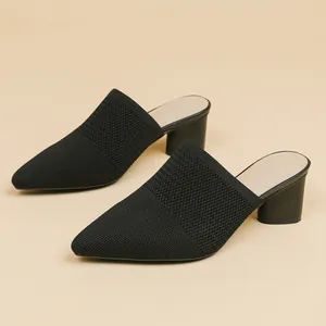 Eleganti sabot in maglia nera con punta affusolata e comodo tacco a blocco di 5cm per donna.