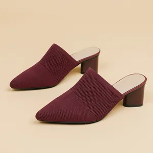 Eleganti sabot bordeaux a punta con tomaia in tessuto a maglia e tacco largo stabile da 5 cm