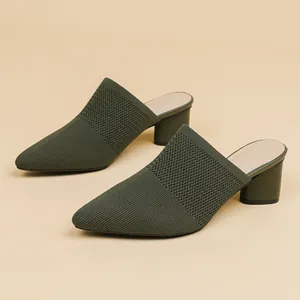 Eleganti sabot in maglia verde oliva a punta con comodo tacco a blocco da 5 cm.