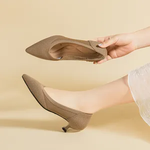 Eleganti décolleté a punta color kaki in tessuto elasticizzato a maglia traspirante.