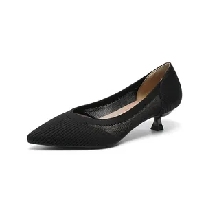 Eleganti scarpe nere a punta con tacco kitten e design a maglia traspirante