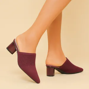 Vista laterale di eleganti sabot in maglia bordeaux a punta con tacco largo da 5 cm.