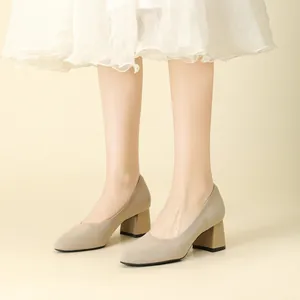 Elegante beige puntige flyknit pumps met blokhak van 5,5 cm voor dames.