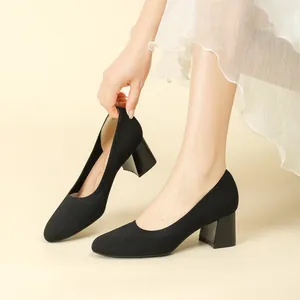 Elegante zwarte gebreide pumps met blokhak van 5,5 cm en een comfortabele, spitse neus