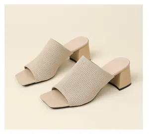 Vista lateral detallada de mules de punto beige con tacón de bloque y puntera cuadrada elegante
