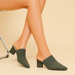 Dettaglio di sabot in maglia verde oliva a punta con tacco a blocco 5cm