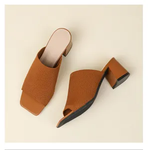 Primer plano de elegantes mules de punto marrón con tacón de bloque y punta cuadrada