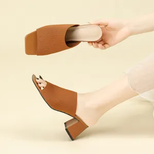 Stijlvolle bruine gebreide pantoffels met blokhak en vierkante neus in een modern design