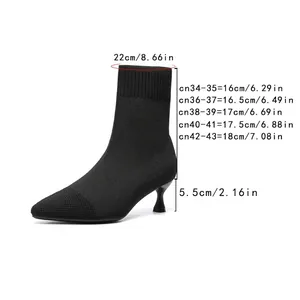 Schwarze Strickstiefeletten mit spitzer Kappe, Stilettoabsatz 5,5 cm und Größentabelle.