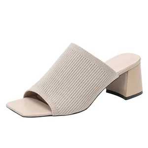 Elegante beige gebreide muiltjes met blokhak en trendy vierkante neus dames